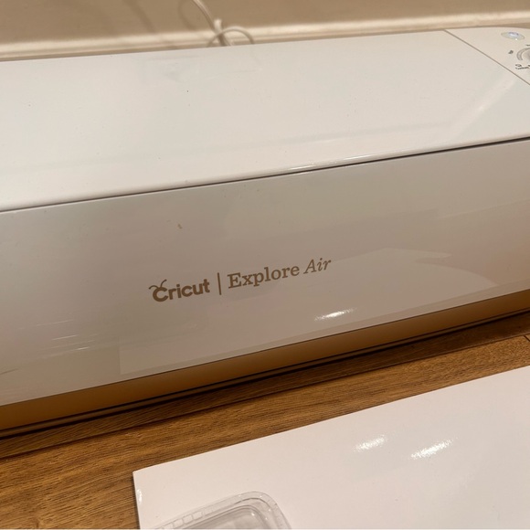 Cricut Explore Air with case, starter cutting set and more - Picture 10 of 16